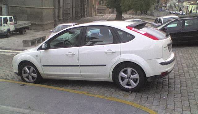 Coche torpemente aparcado