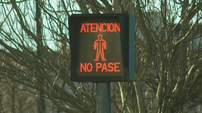 No pases, por favor