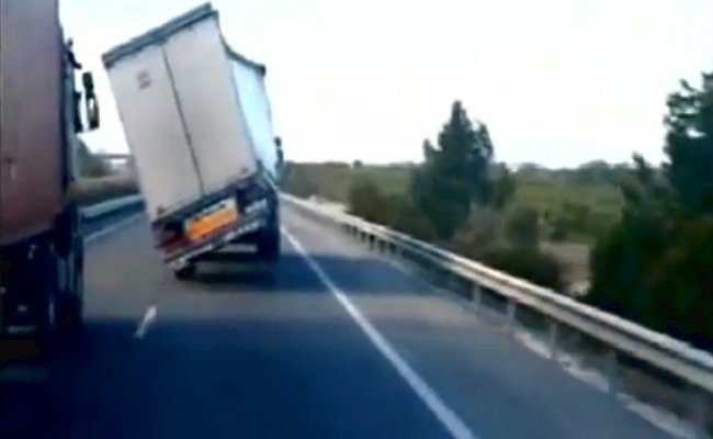 Viento lateral contra un camión en la autopista