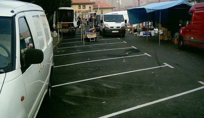 Furgonetas en el mercadillo