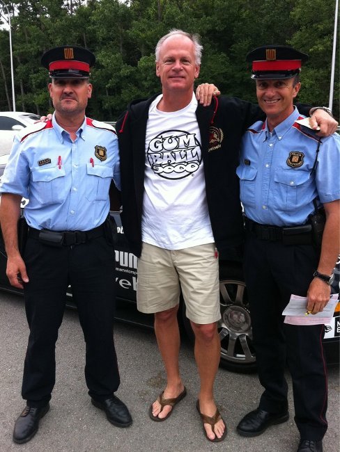 Mossos d'Esquadra junto a un participante de la Gumball 3000