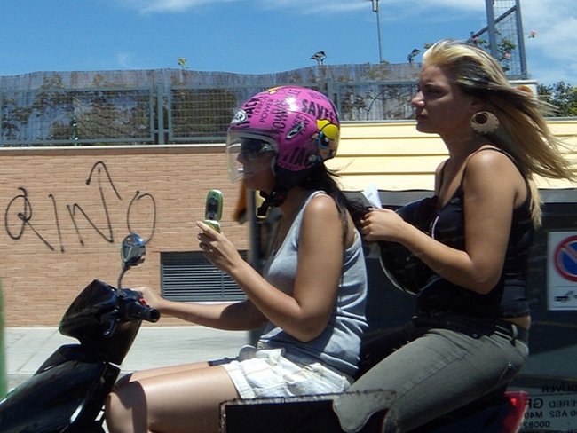 en moto y con helado Por Landahlauts