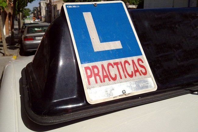 Señal V-14 Prácticas, en coche de autoescuela