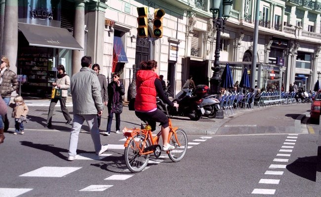 Bicicleta en el paso de peatones, peatones en el paso para ciclistas