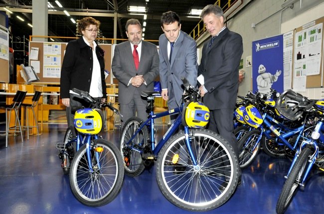 consejero-y-alcalde-en-almacen-michelin.jpg