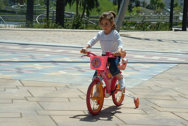 Niña en bicicleta