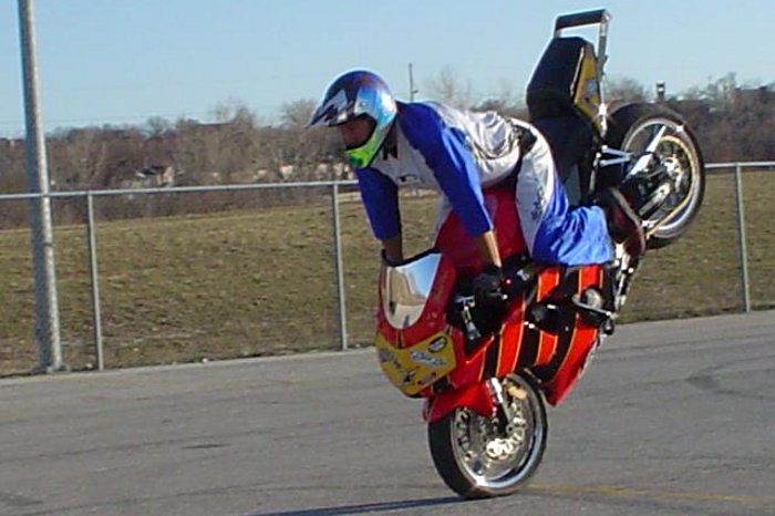 Frenazo in-extremis de una moto
