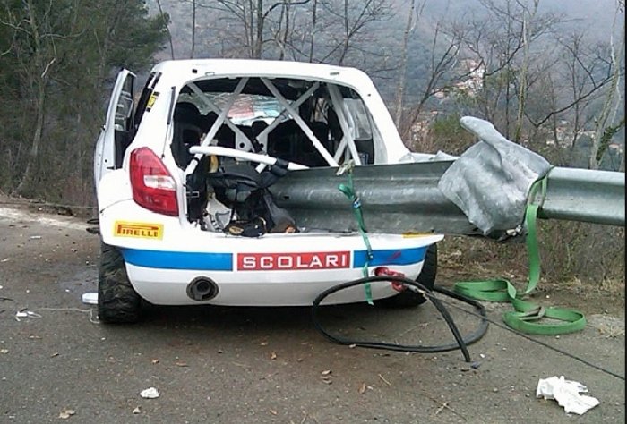 Coche de Robert Kubica en el Rally de Andorra, atravesado por un guardaraíl que "cortó" todo el motor.
