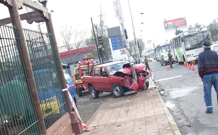 ¿Contra una farola o contra un muro?