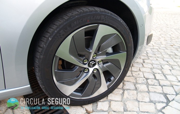 Neumático nuevo en un Citroën C4 Picasso 2013