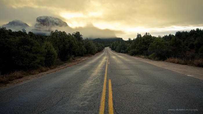 carretera al amanecer