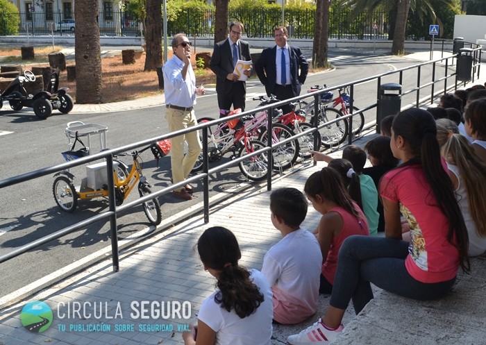 Alumnos pertenecientes al Colegio Lepanto de Mairena del Aljarafe durante la presentación de la Jornada por parte de Paco (profesor del Centro) y de los responsables del Ärea de Seguridad y Movilidad del Ayuntamiento de Sevilla