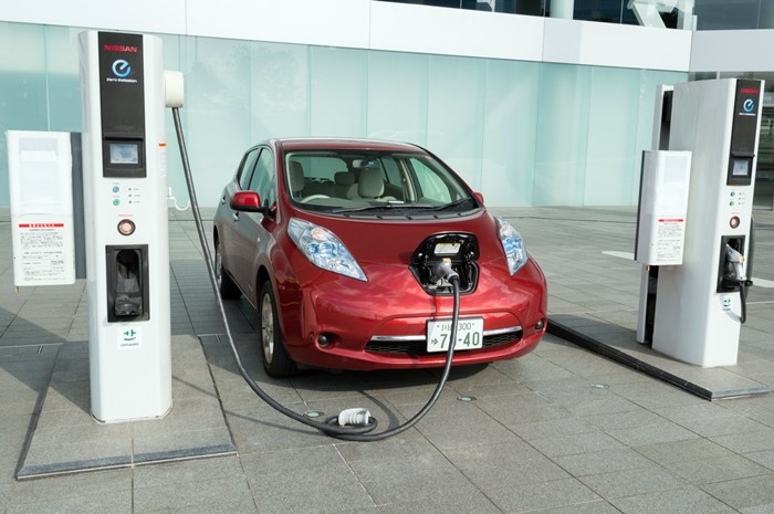 Coche eléctrico enchufado