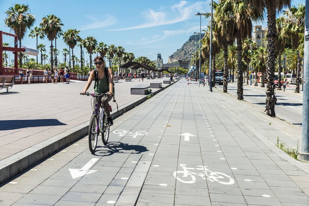 mujer circulando por el carril bici por Barcelona