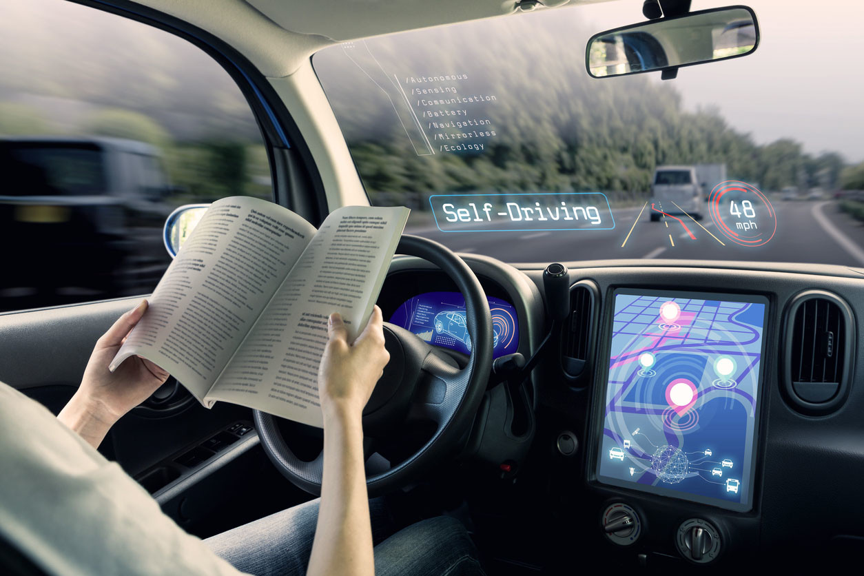 Vehículo autónomo con conductor leyendo