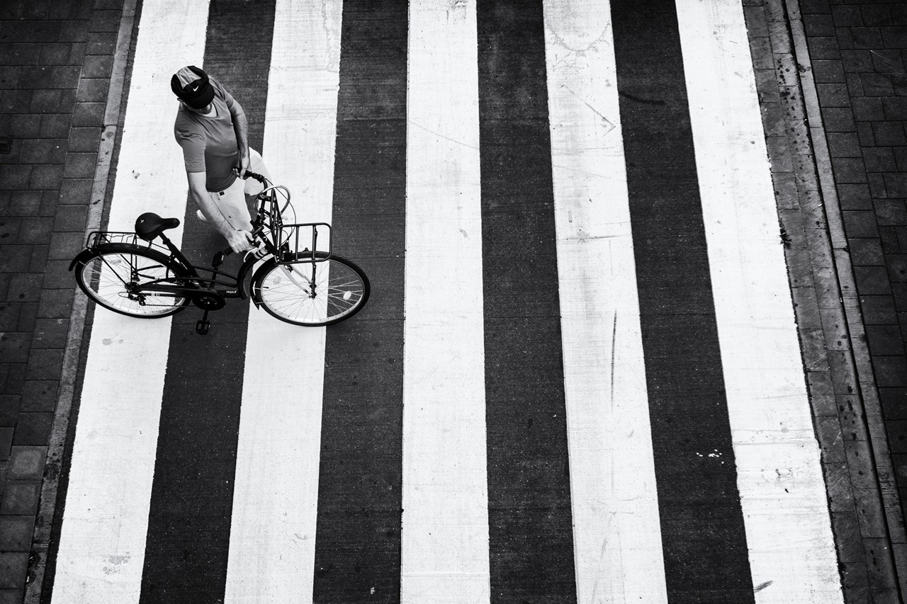 Ciclista cruzando paso de peatones