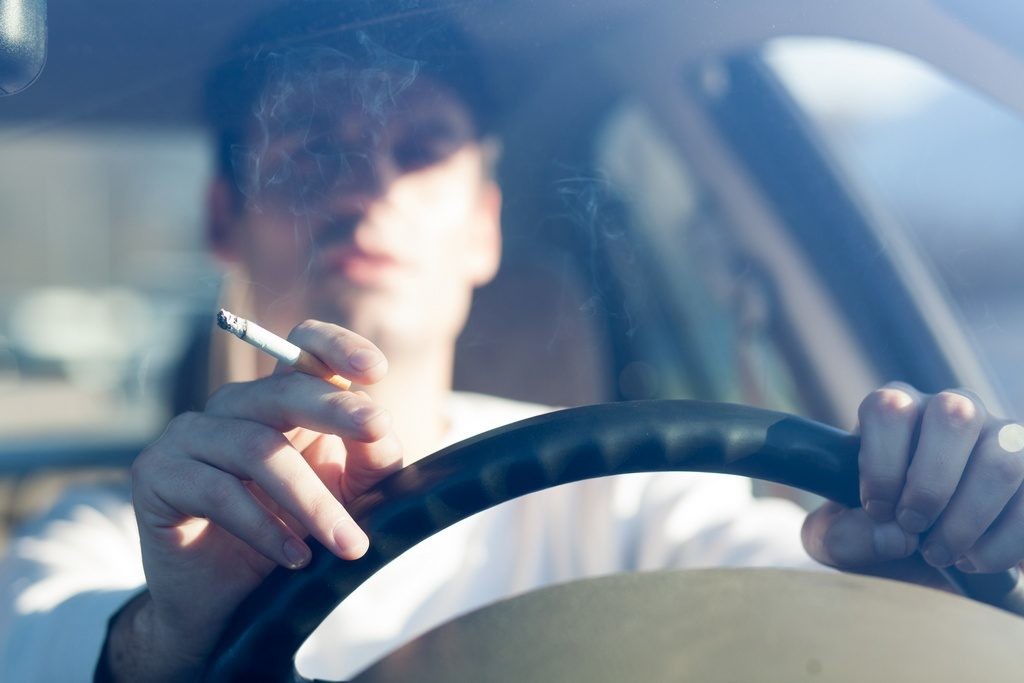 Prohibir fumar en el coche