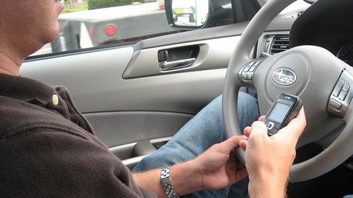 texting drive _Jason Weaver_www.flickr.comphotosindyplanets3926147797