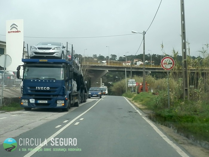 Estacionamento na Faixa de Rodagem