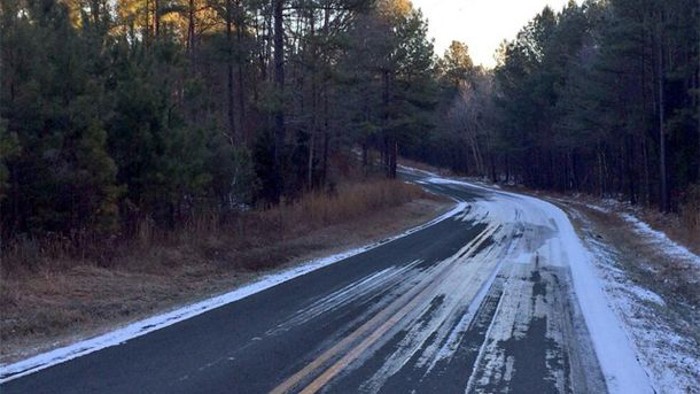 Gelo na estrada em dias de frio extremo