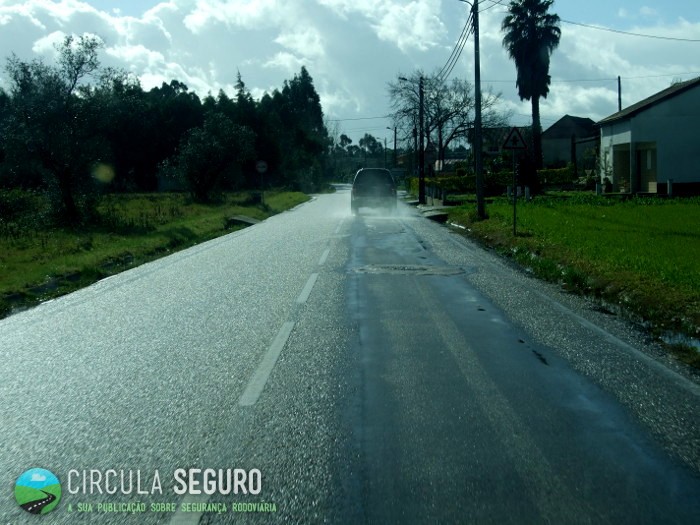 Pavimento molhado aumenta risco de acidente rodoviário