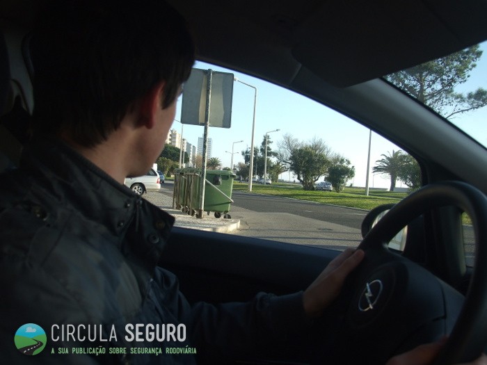 Quando a visibilidade é obstruída por objectos estranhos à circulação rodoviária