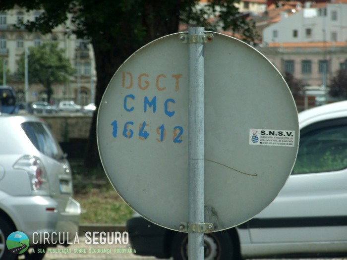 Saberás se um sinal de trânsito é legal, se o vires identificado