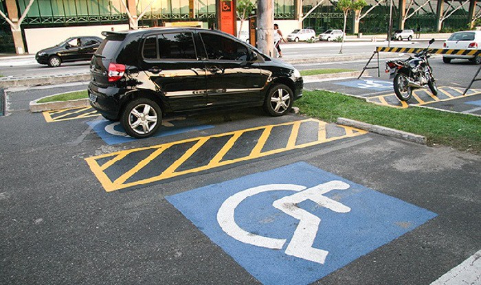 Estacionamento para deficientes... motores!