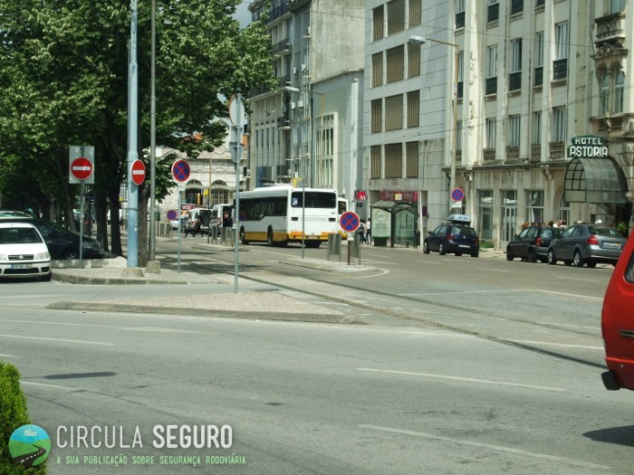 Na baixa de Coimbra há falta de marcas rodoviárias