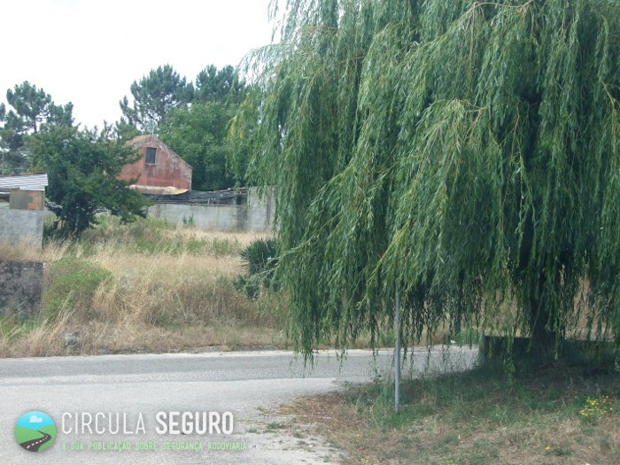 Sinal escondido com rabo de fora