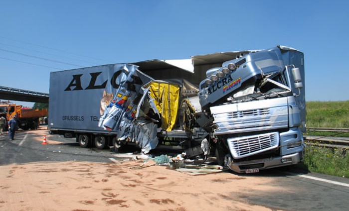Camiões no trânsito intenso das f+erias rodoviárias