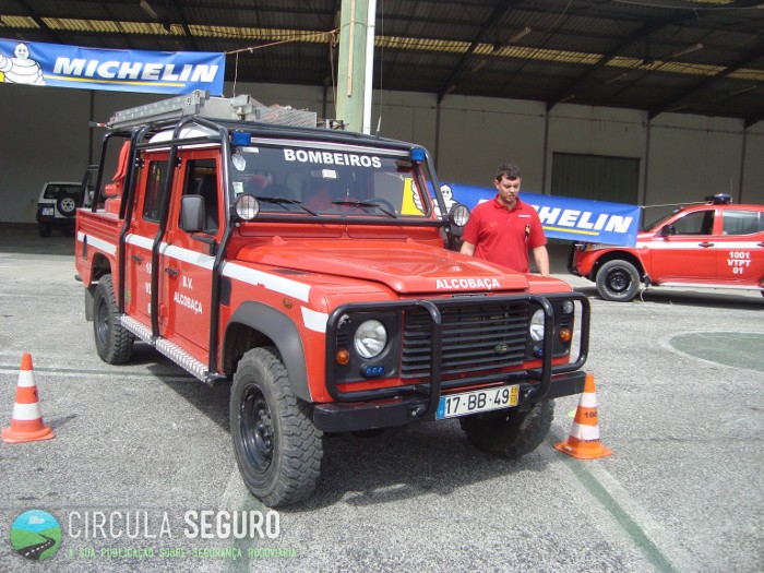 Na estrada com os bombeiros numa corrida vertiginosa