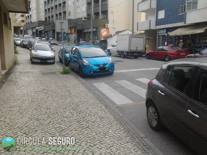 Estacionamento ilegal coloca em perigo os peões