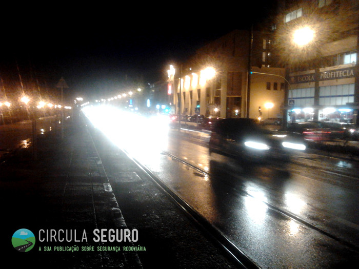 Chuva nocturna e o reflexo das luzes no asfalto