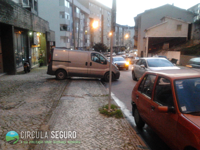 Quando a mobilidade dos peões é colocada em causa pelos condutores desrespeitadores