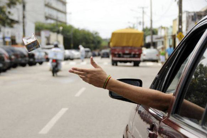 Mantenha as mãos e os pés dentro do veículo enquanto circula