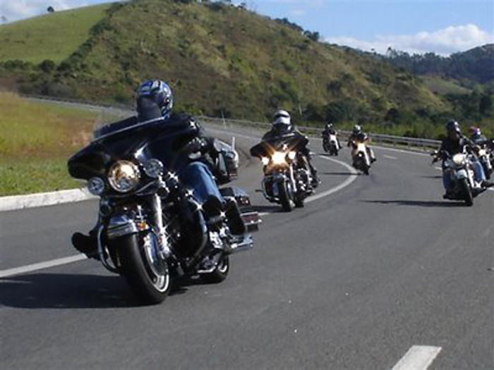 Gosta de fazer passeios de moto? Saiba que cuidados deve ter antes de se fazer à estrada
