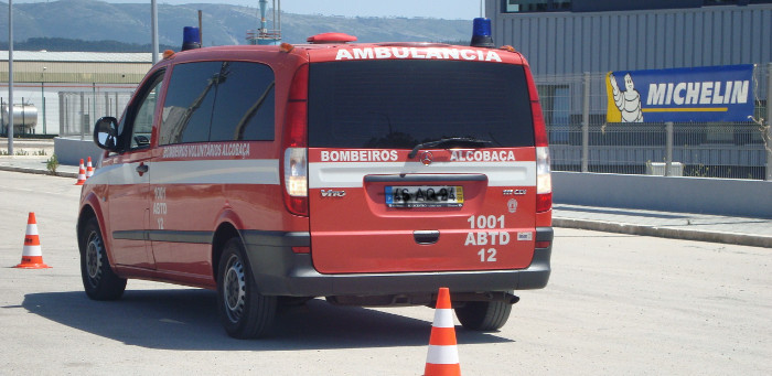 Passei um sinal vermelho por causa de uma ambulância.