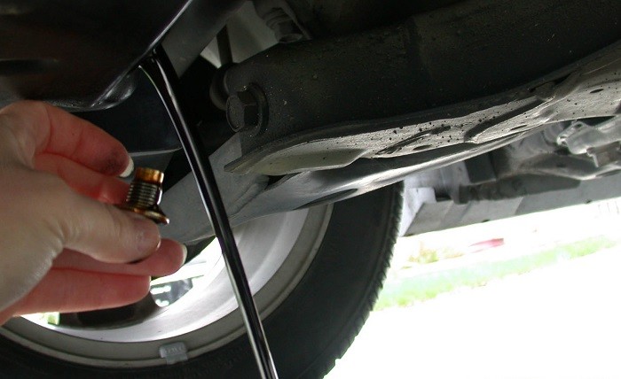 Draining_motor_oil