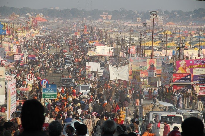 Visão duma estrada durante a realização do Festival Kumbha Mela