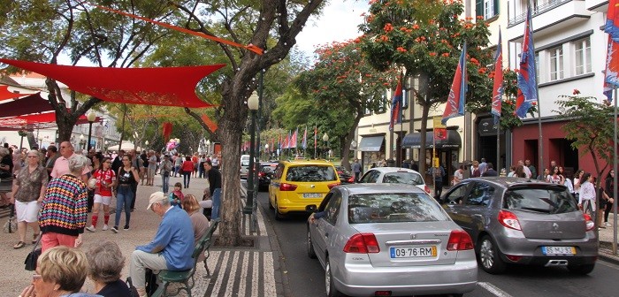 A convivência entre peões e viaturas deverá ser ordenado pelas autoridades, definindo zona para cada qual.