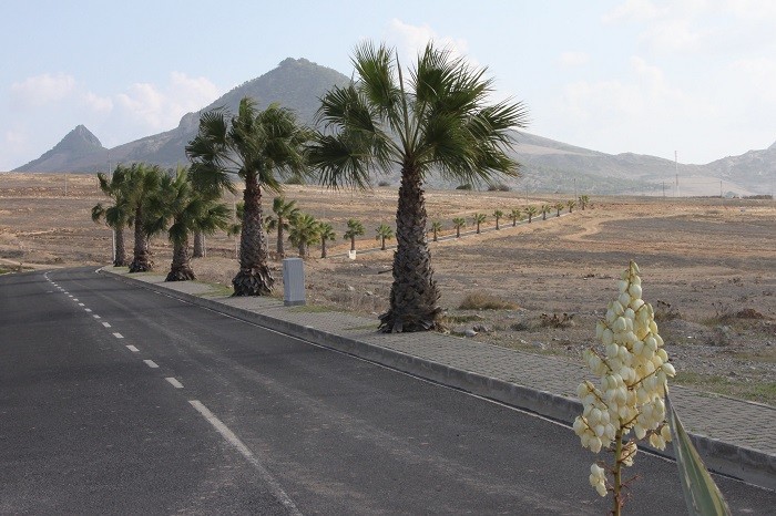 No Porto Santo esta faixa de rodagem possui duas vias de transito com dois sentidos. Porto Santo