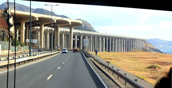 Exemplo com duas vias de trânsito num só sentido, por baixo do Aeroporto da Madeira. Aeroporto da Madeira
