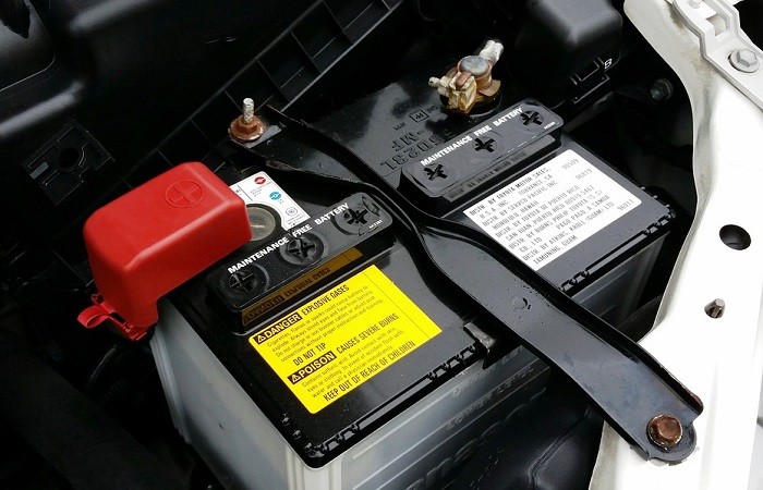 Bateria tradicional, que garante energia para o arranque do motor e para sistemas secundários.