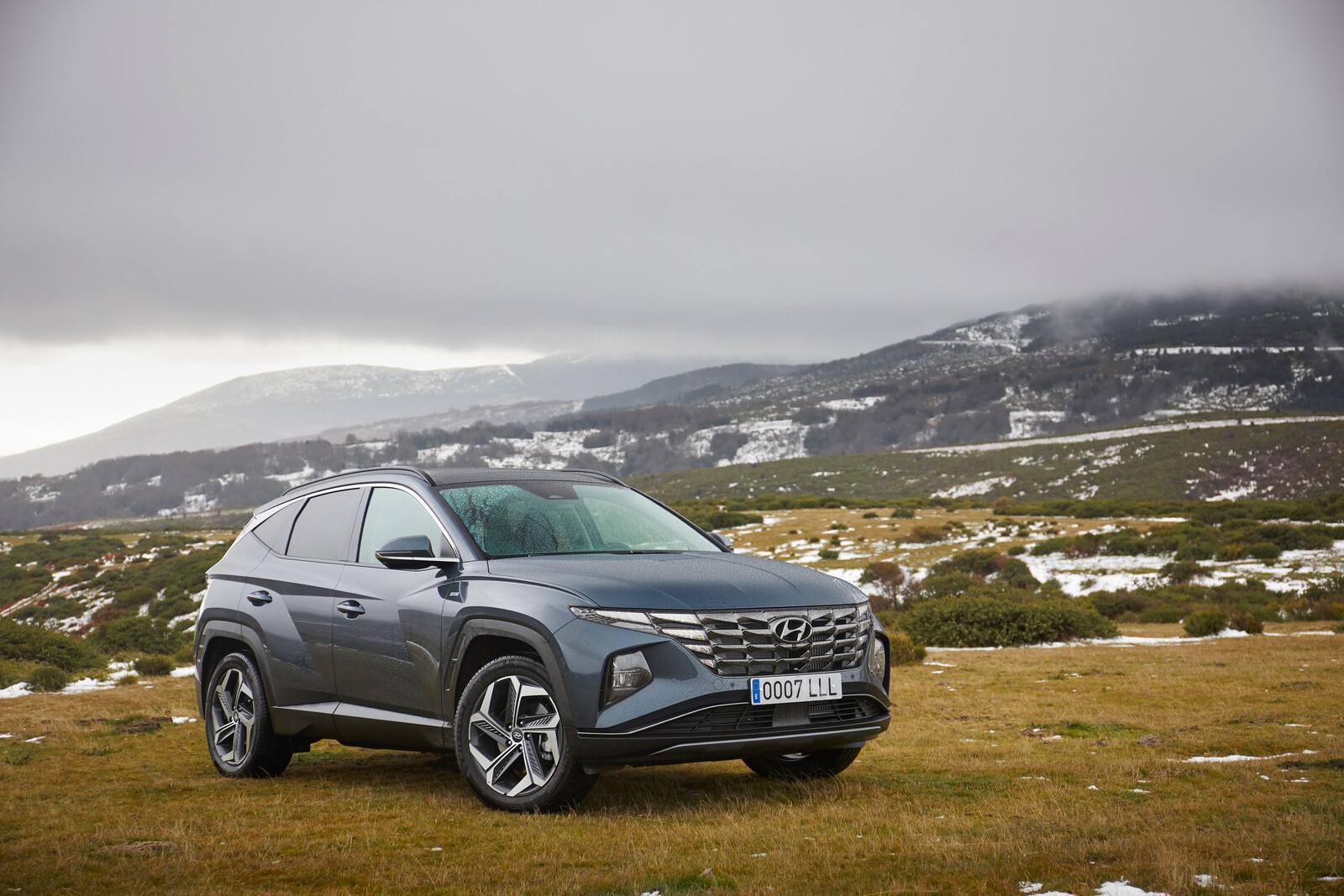 SUV en la montaña