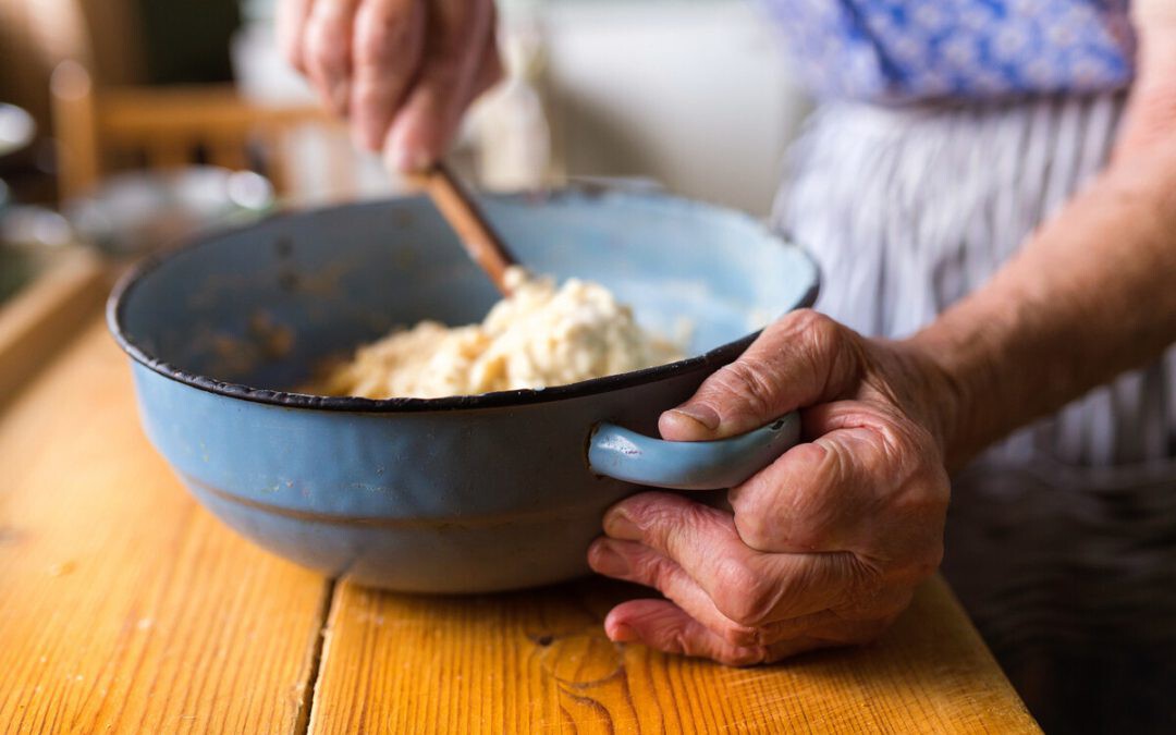 “Como la comida casera no hay ninguna”. Presume de abuelos haciendo con ellos una receta con carne de cerdo