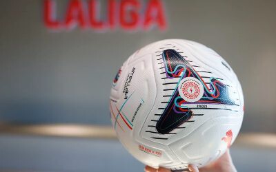 LALIGA incorpora una nueva capa de precisión a las jugadas más polémicas: así funciona el balón conectado que estrena esta temporada