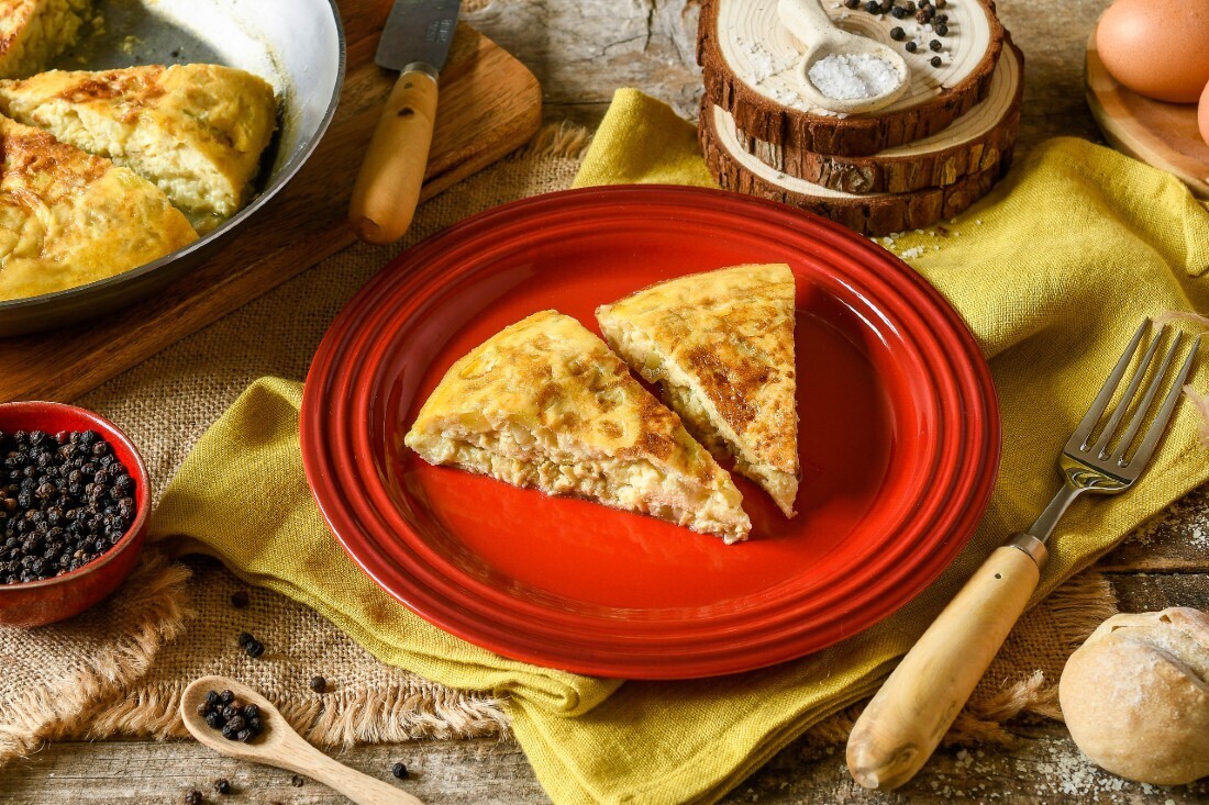 Tortilla de patatas con calabacín al microondas, una receta fácil para