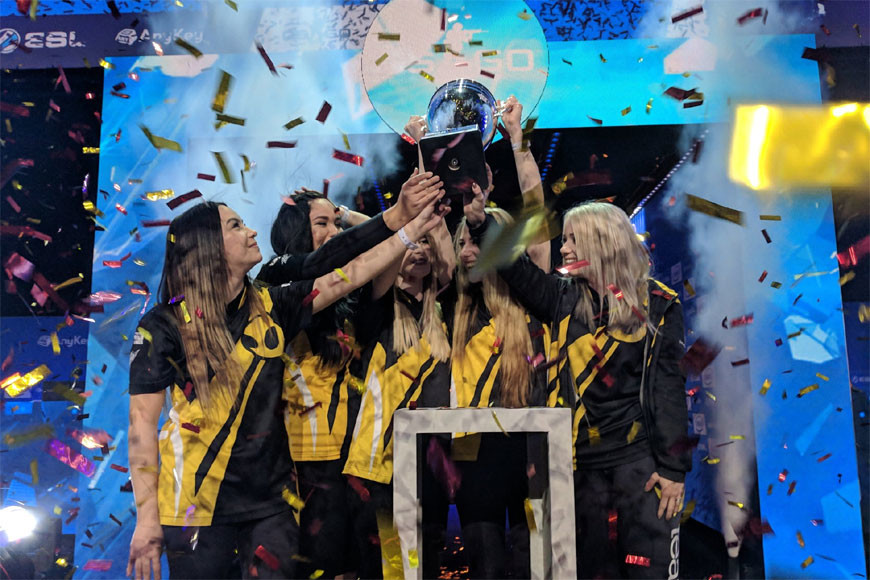 Team Dignitas levantando la copa de Katowice
