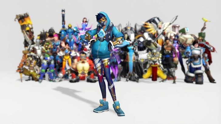 Algunos de los campeones de Overwatch con Tracer en primer plano.